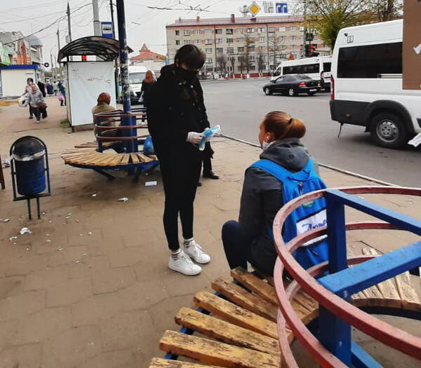 На улицах Брянска волонтёры раздают прохожим защитные маски