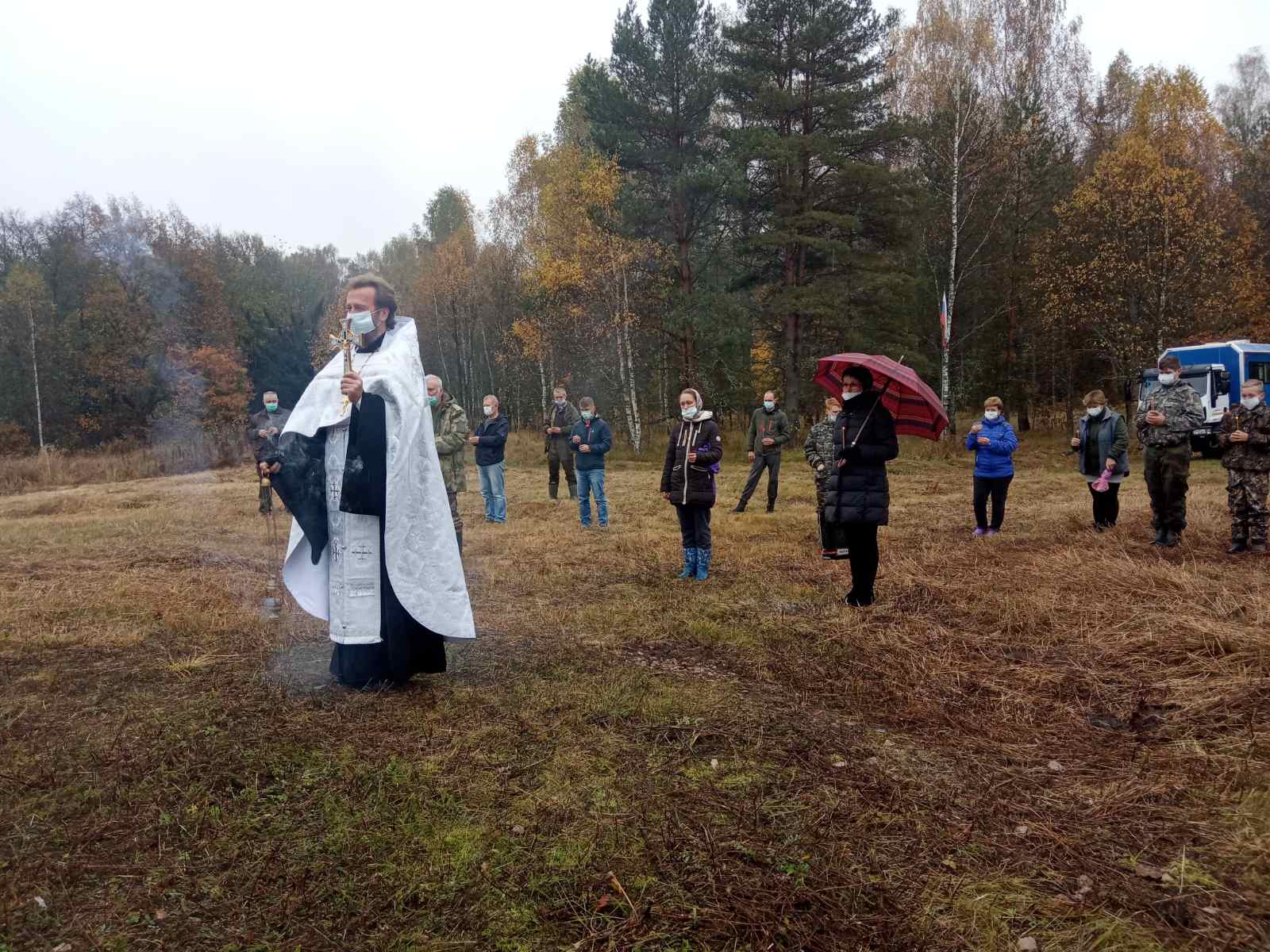 Благочинный Карачевского церковного округа совершил заупокойную литию на мемориале у реки Рессеты
