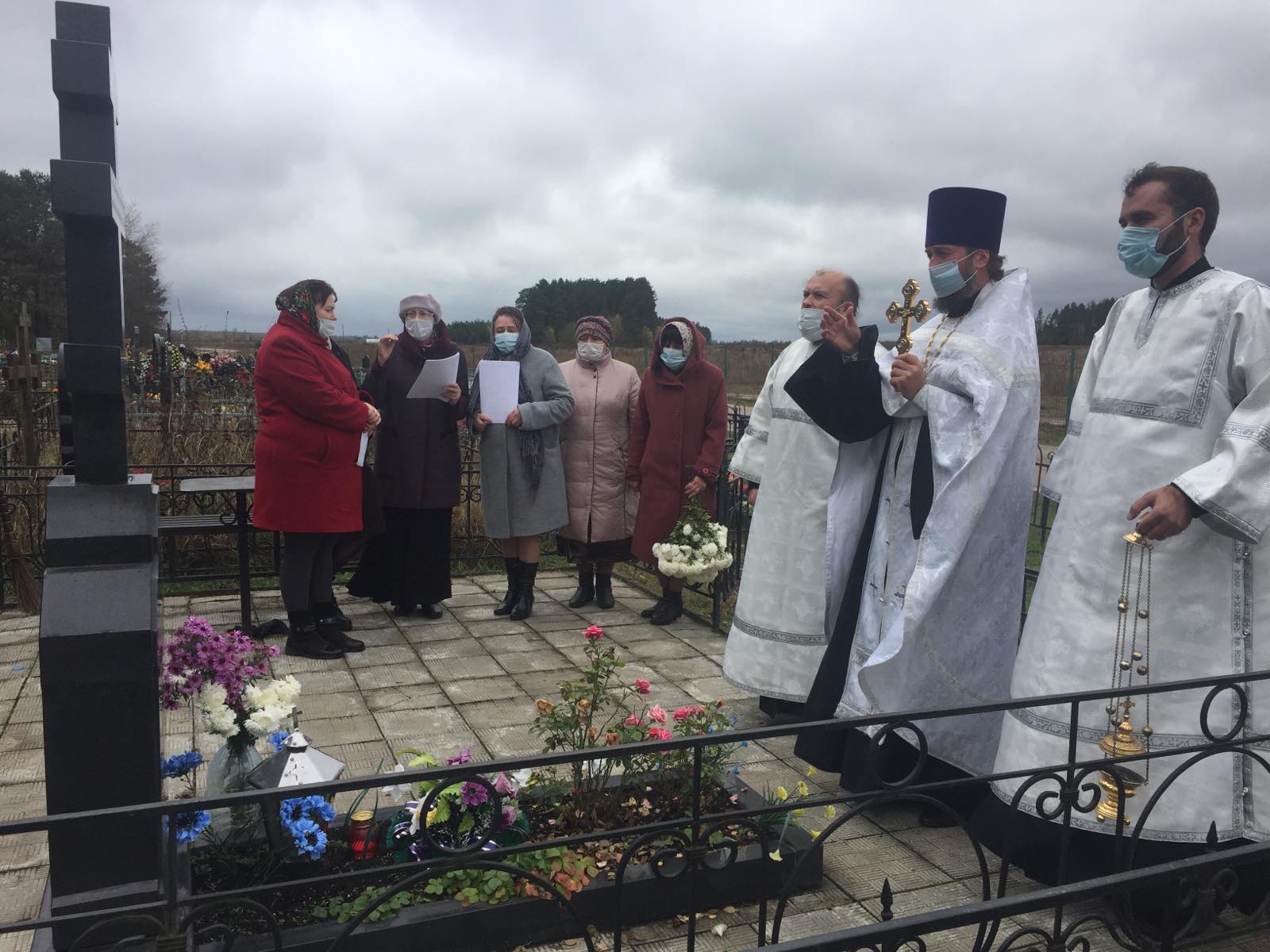 Благочинный Карачевского церковного округа совершил панихиду на могиле митрофорного протоиерея Геннадия Сташкевича