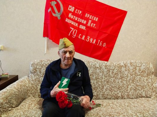 За три месяца брянские активисты вручили участникам Великой Отечественной войны 500 мобильных телефонов