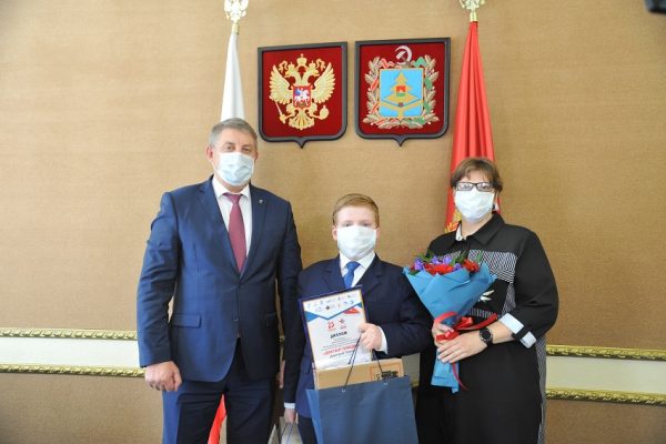 Александр Богомаз встретился с самым юным победителем «Диктанта Победы»