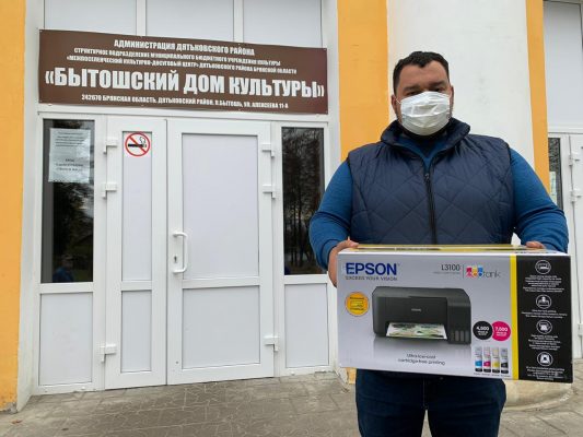 Сергей Перепелов поздравил коллектив и творческие объединения Бытошского дома культуры с юбилеем