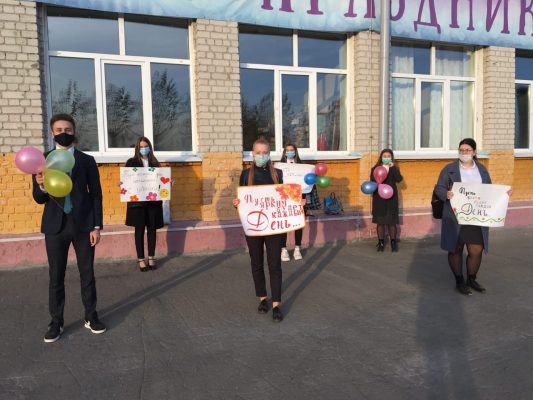 «Единая Россия», сторонники партии и молодогвардейцы поздравили учителей с профессиональным праздником