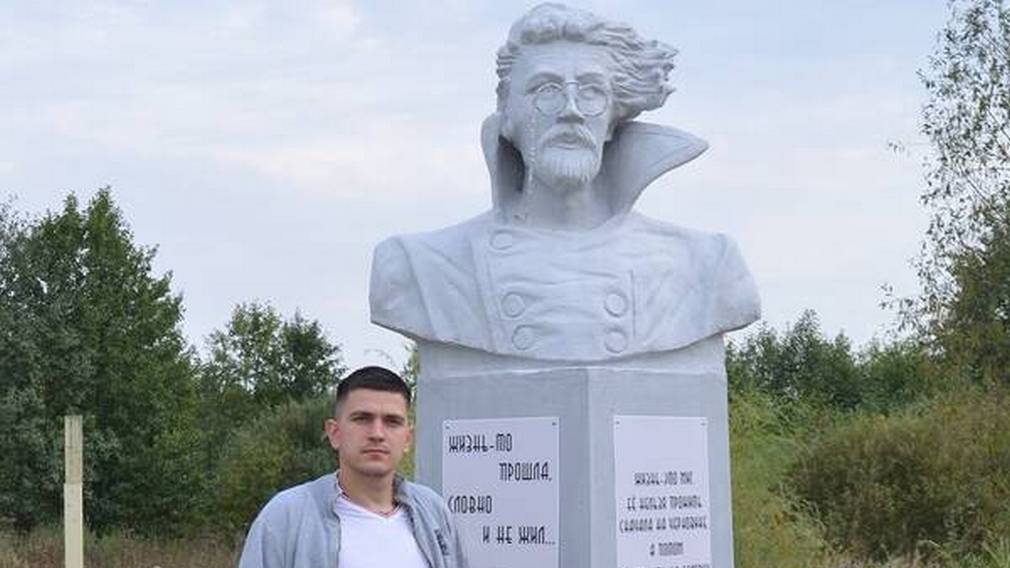 Таможенник из брянского поселка Климово создал памятник писателю Антону Чехову