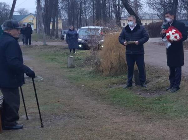 В Брянских Белых Берегах ветерана ВОВ поздравили с 95-летием