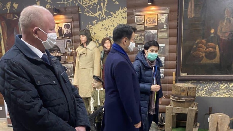 Посол Японии Тоёхиса Кодзуки почтил память воинов на брянской «Партизанской поляне»