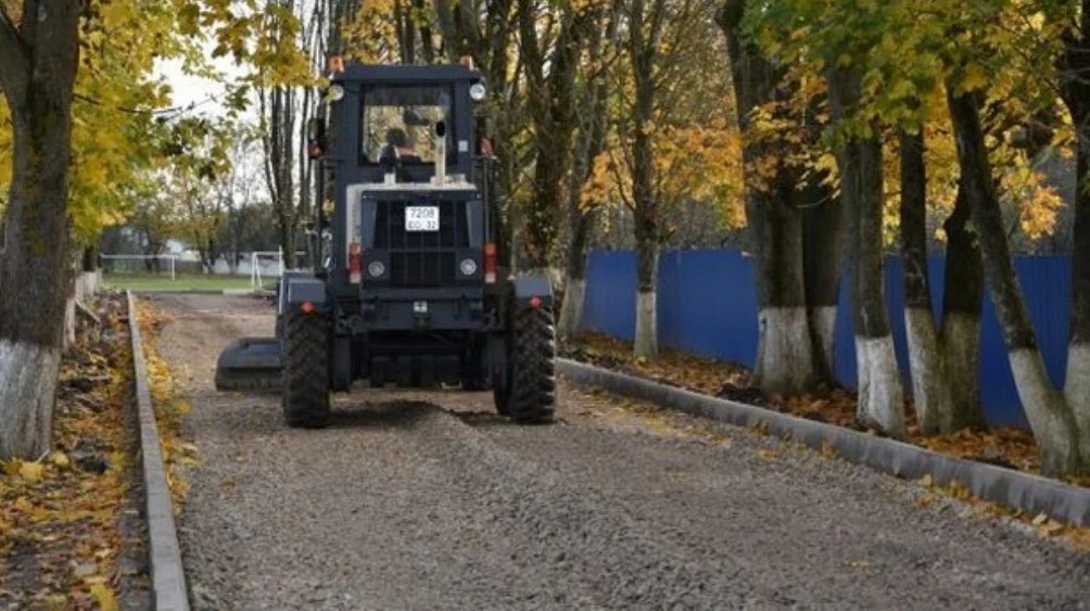 В брянском поселке Красная гора началась реконструкция центрального парка