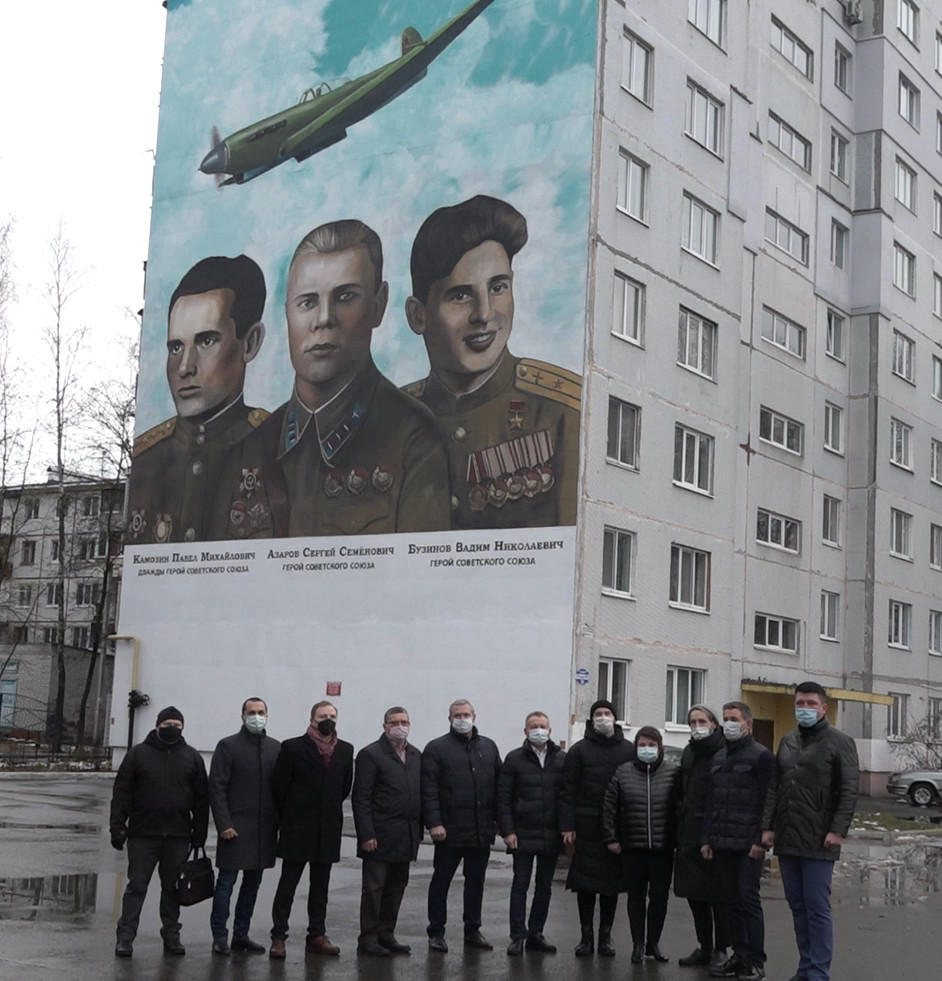 В Брянске на торце дома появился гигантский портрет летчиков-героев