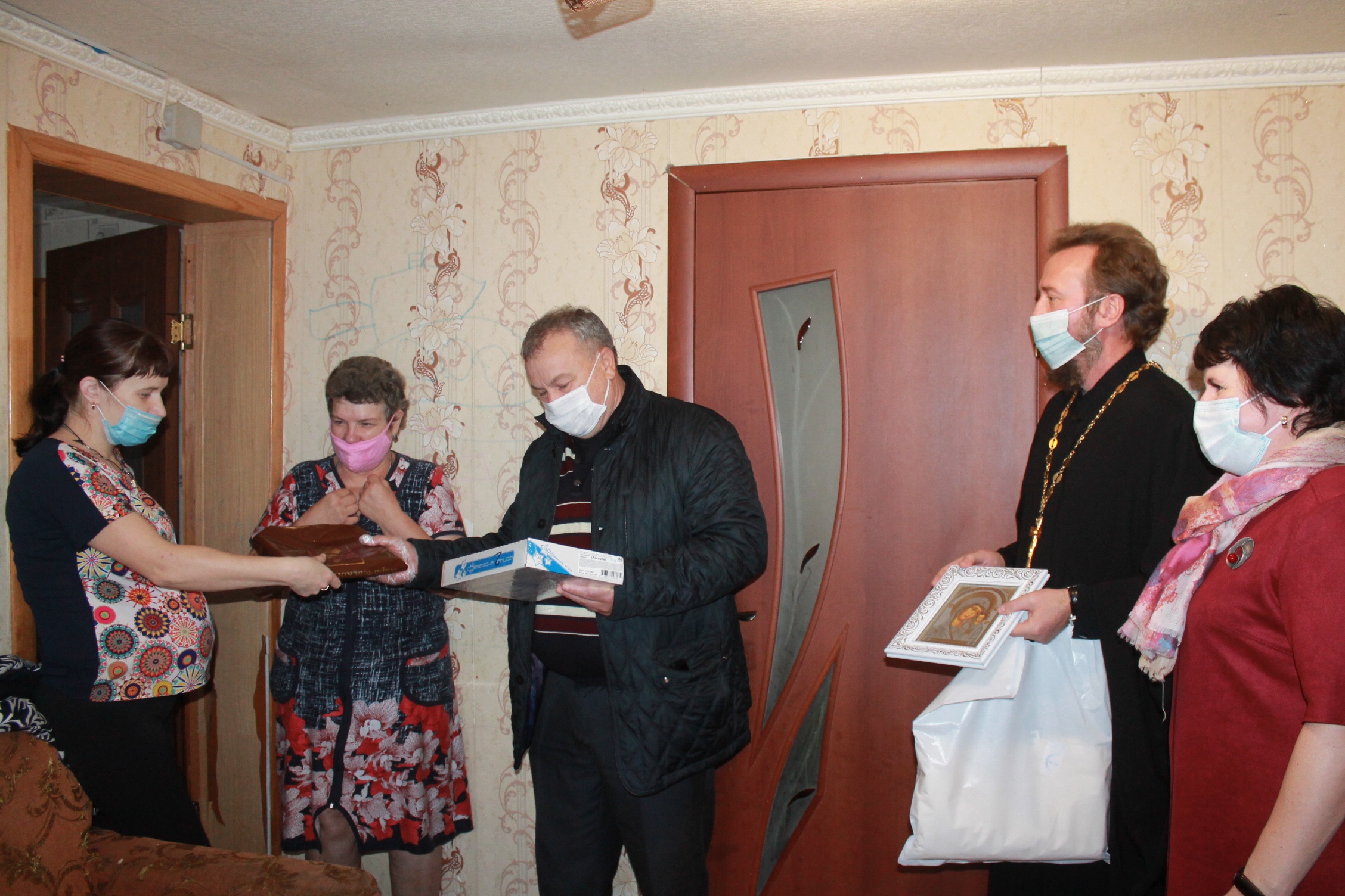 В Карачеве поздравили две семьи с Днем народного единства и праздником Казанской иконы Божией Матери