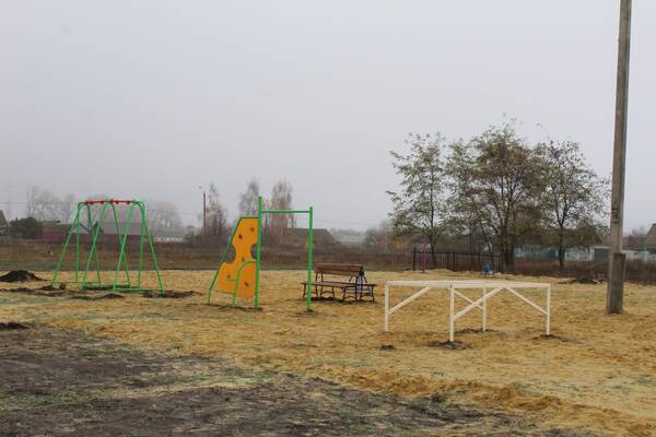 В брянских Комаричах благоустраивают спортивно-игровую площадку