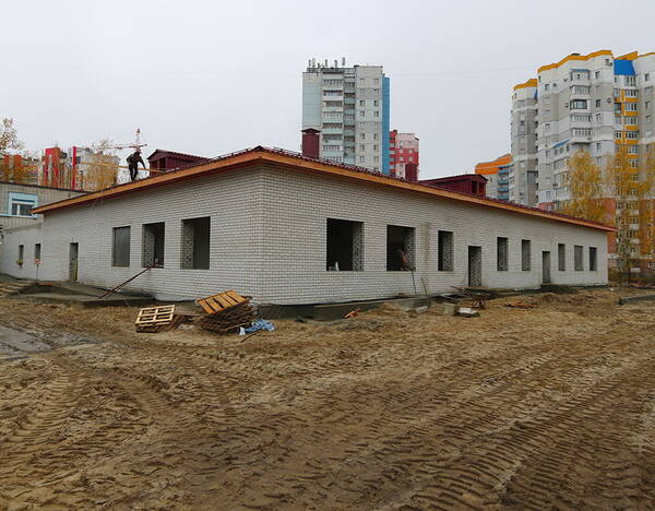 В Бежице для детсада «Голубые дорожки» строят ясельный корпус