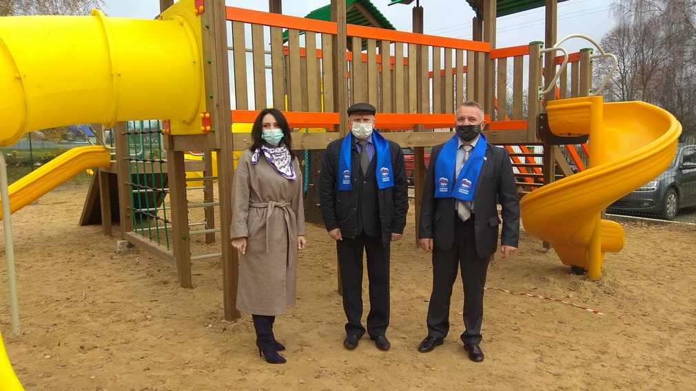 В Красной Горе обустроили три детские площадки за 3 млн рублей