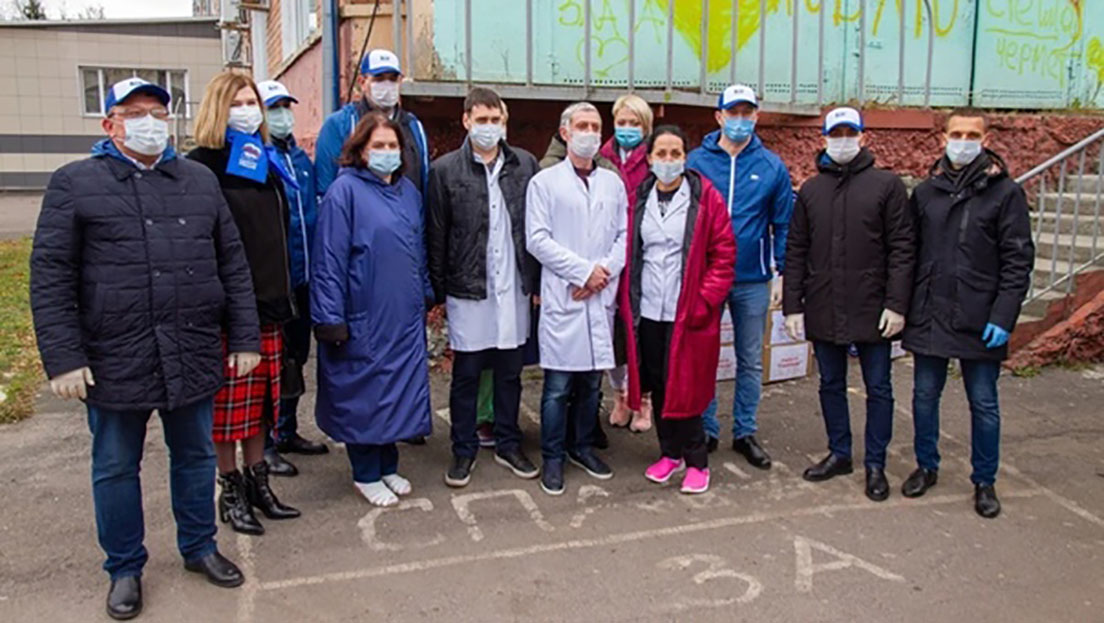 В Брянске депутаты передали медикам ковид-госпиталей продукты питания