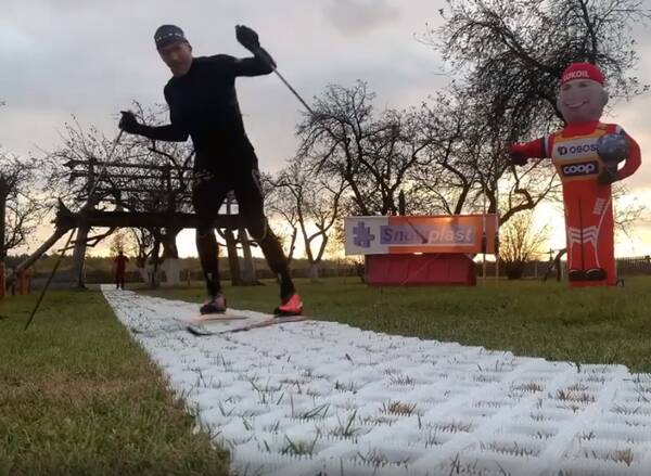 Брянский лыжник Большунов тренируется на сноупласте в родном селе