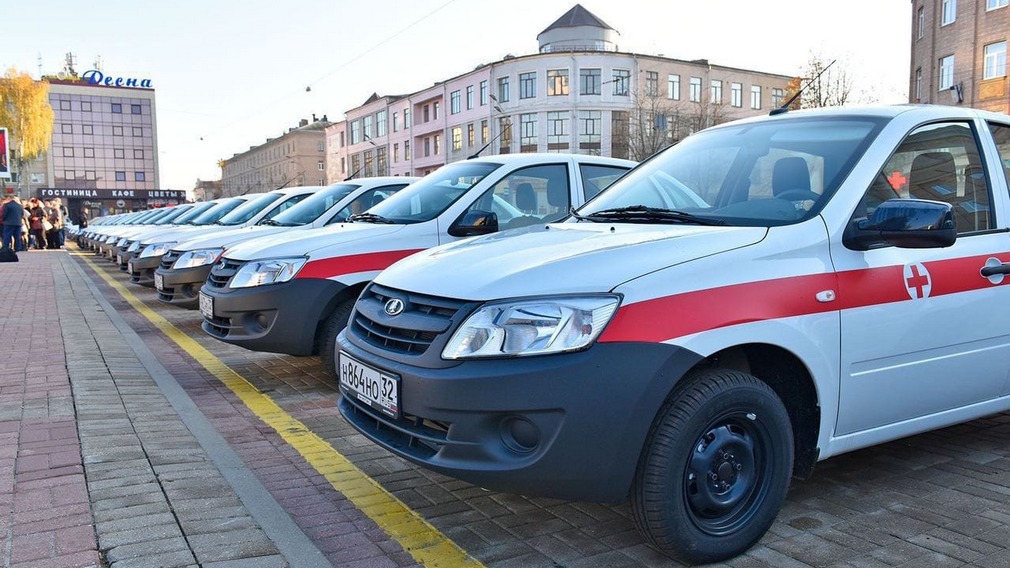 Медики в селах Брянщины получили 62 санитарных автомобиля