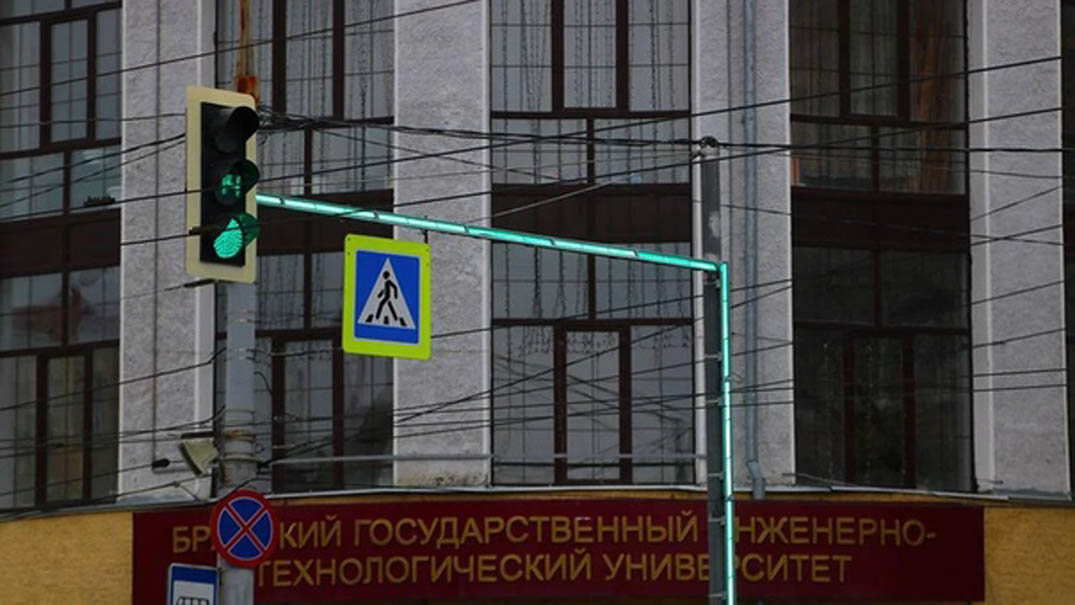 Брянским водителям понравилась меняющая цвета стойка светофора