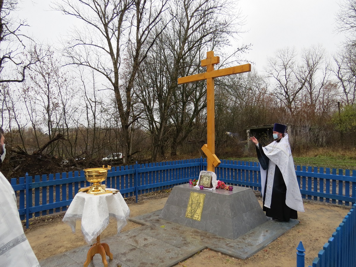 В карачевском селе Ружное освящен памятный Крест на месте разрушенного Казанского храма