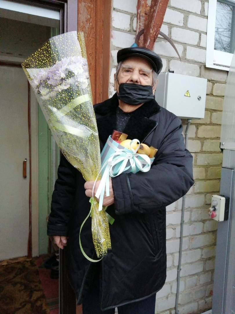 Карачевские студенты поздравили ветерана