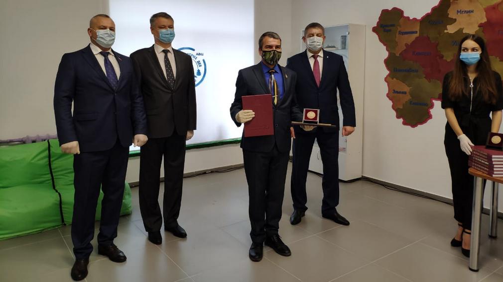 Брянцев наградили памятной медалью «75 лет Победы в Великой Отечественной войне 1941 — 1945 годов»