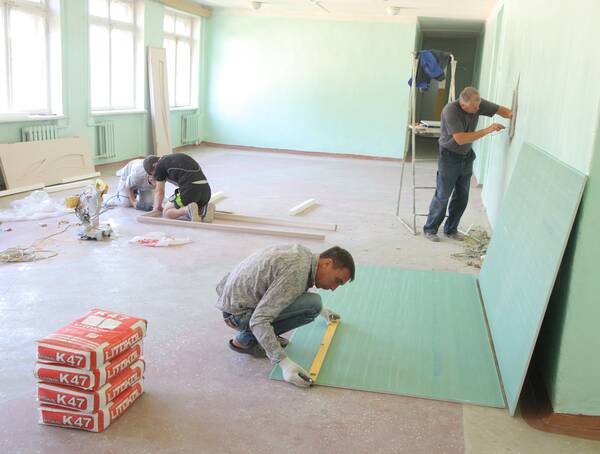 В брянской Жуковке продолжается ремонт медучреждений, школ и детсадов