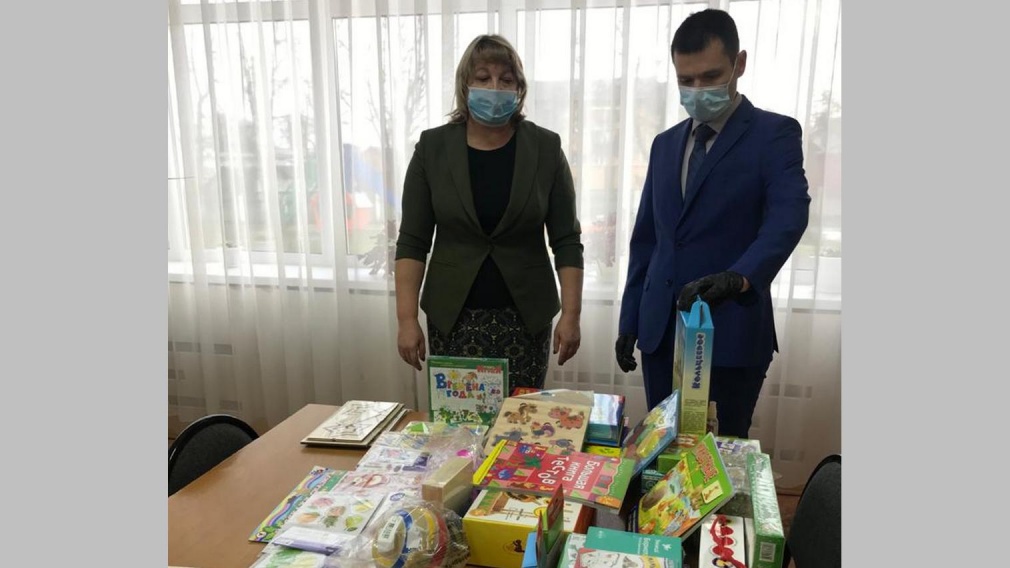 Брянский депутат Николай Ковтунов подарил детям развивающие наборы