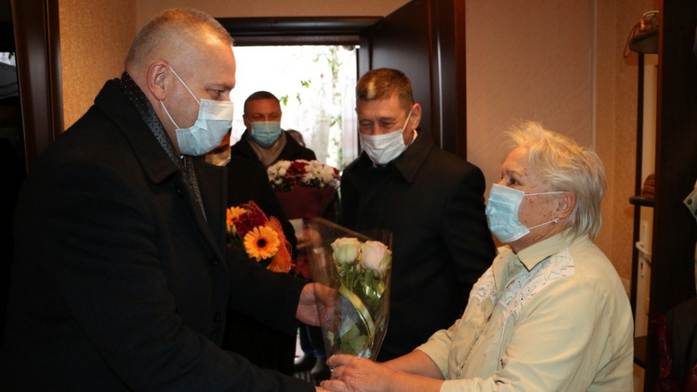 Депутаты Брянской облдумы поздравили матерей погибших Героев России с Днем матери