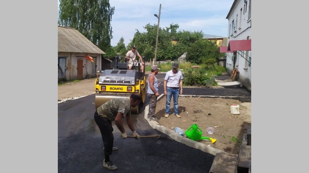 В брянском Погаре благоустраивают дворовые территории за 5,5 млн рублей