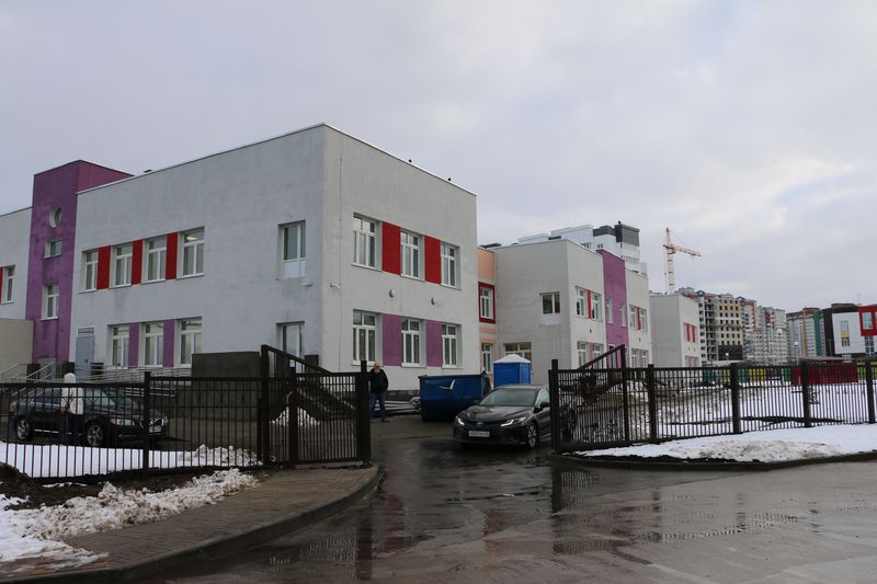 Брянский губернатор Александр Богомаз проинспектировал строительство нового детсада «Гармония»