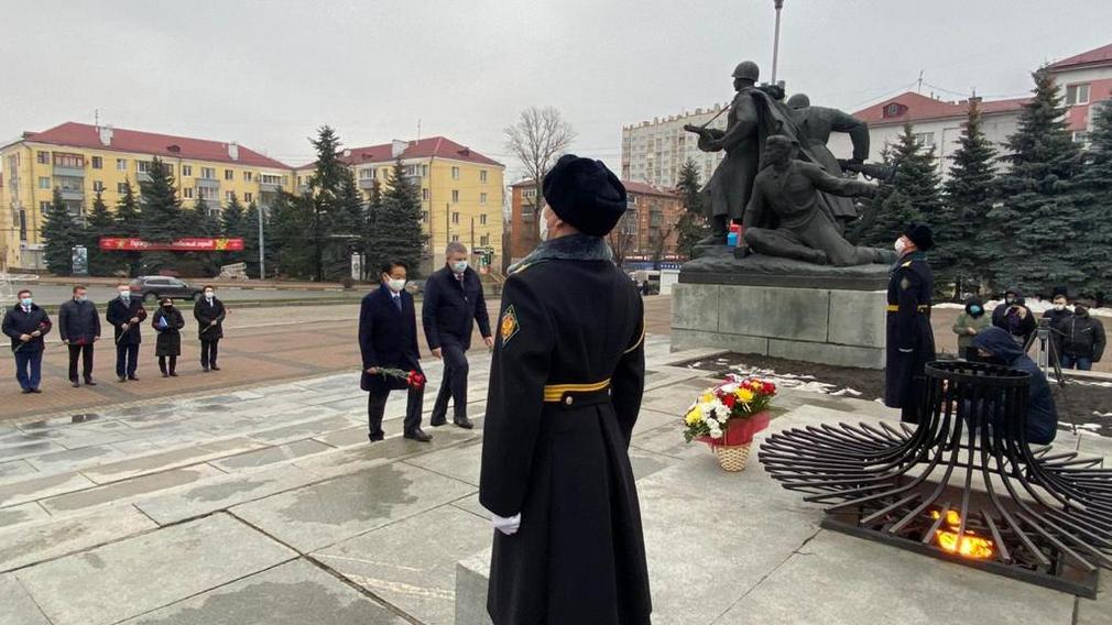 Посол Японии и брянский губернатор возложили цветы к Вечному огню на площади Партизан