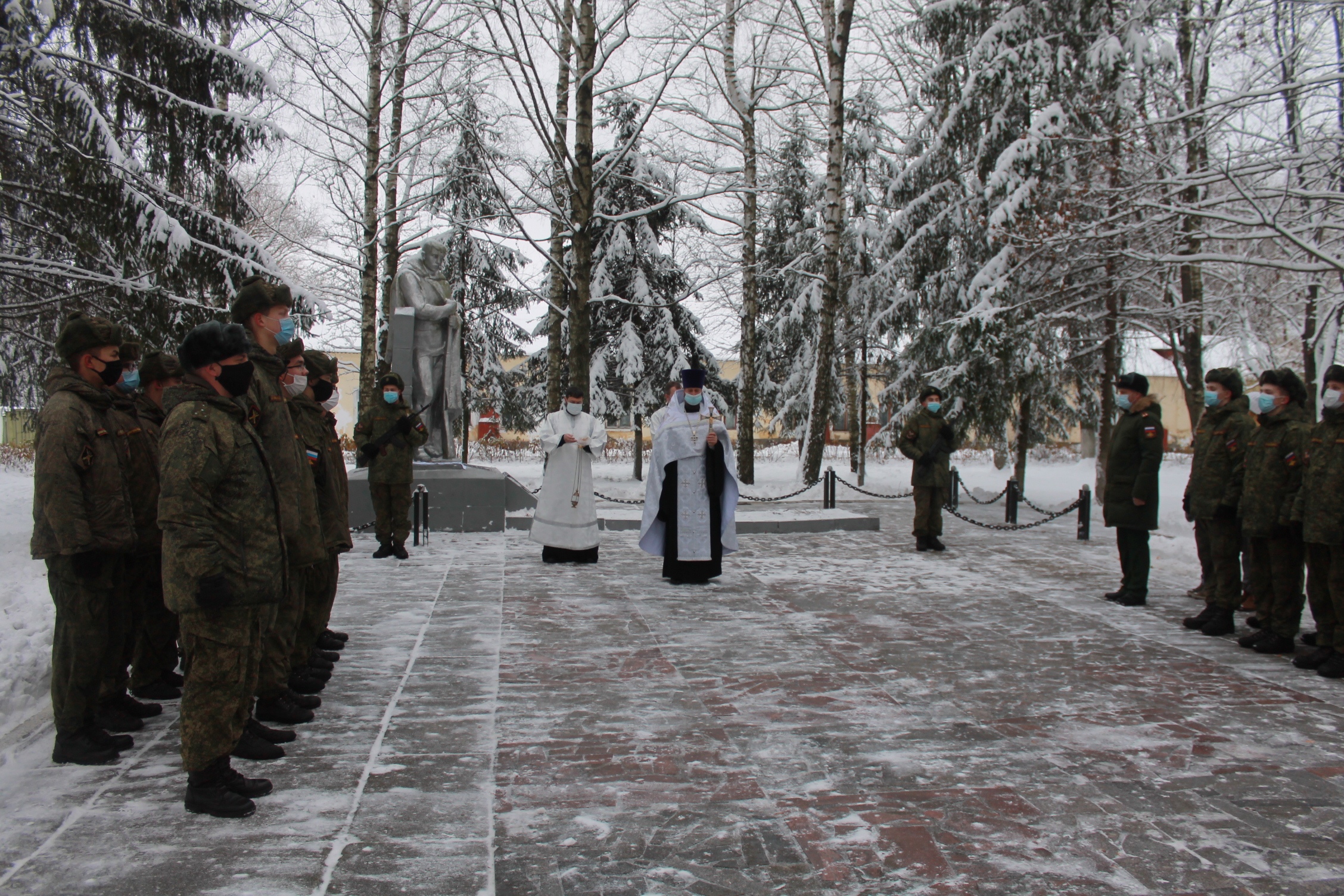 На братской могиле войсковой части Карачева совершена первая панихида о воинах, павших в годы Великой Отечественной войны