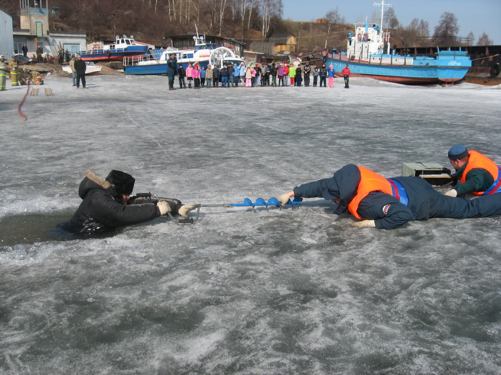 МЧС. Что делать, если Вы провалились под лед? Оказание помощи пострадавшему