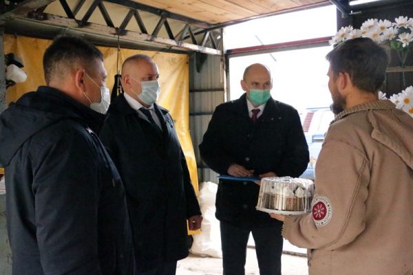 Брянские депутаты передали помощь многодетной семье