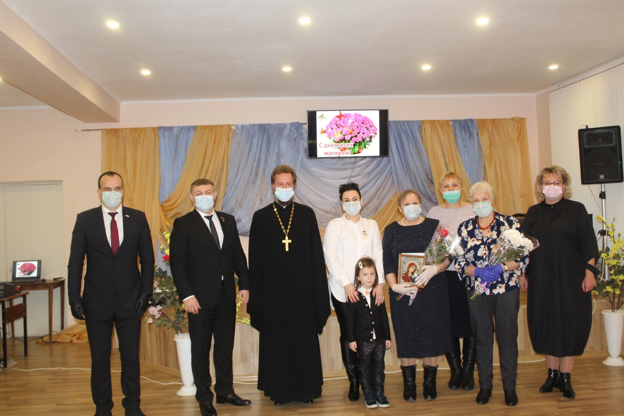 В канун праздника Дня матери в Карачевском районе вручили награды