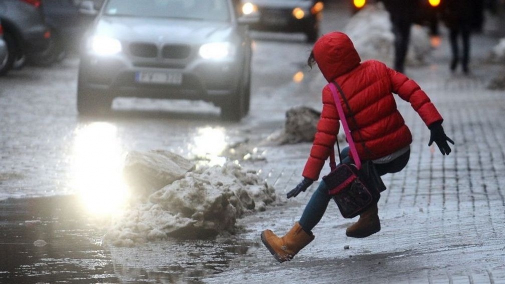 Брянцев в связи с гололедицей просят не выходить из дома