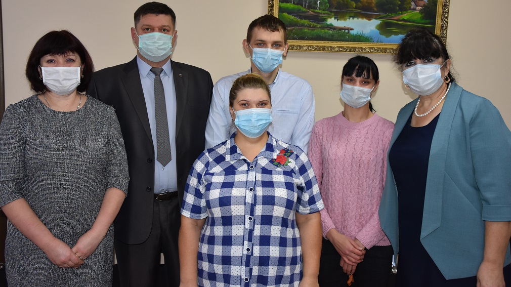 Мглинский глава райадминистрации вручил детям-сиротам ключи от квартир