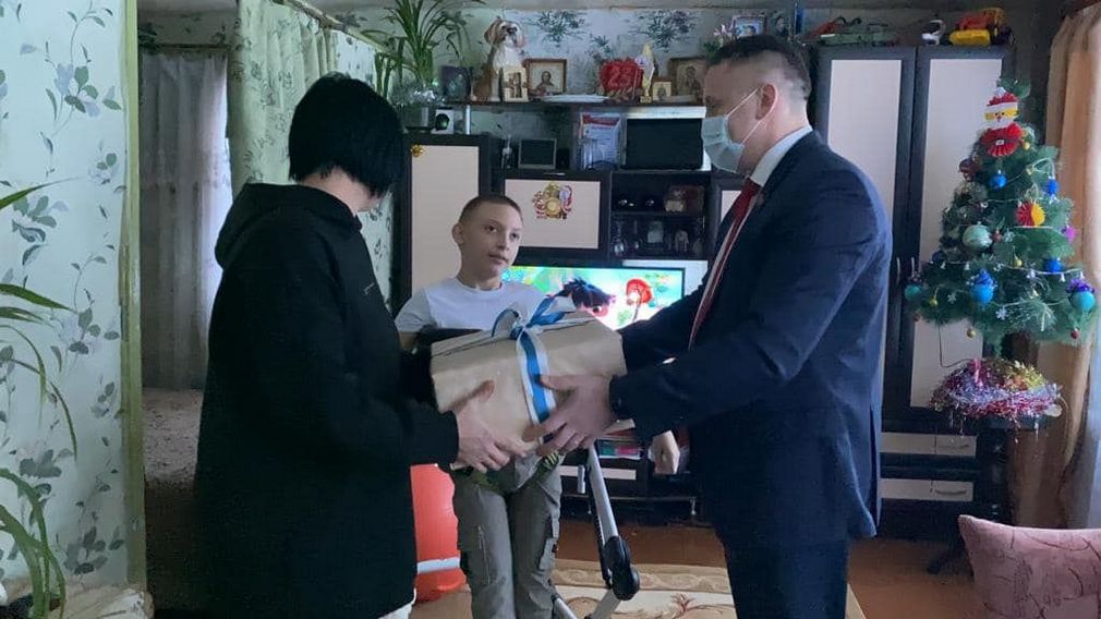 Депутат Брянской облдумы Михаил Иванов вручил 6-летнему мальчику новогодний подарок