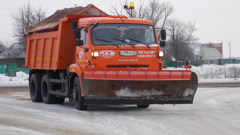 Брянские дороги от снега убирает 251 спецмашина