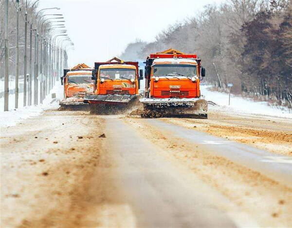 На трассах Брянской области борются со снегопадом 37 спецмашин