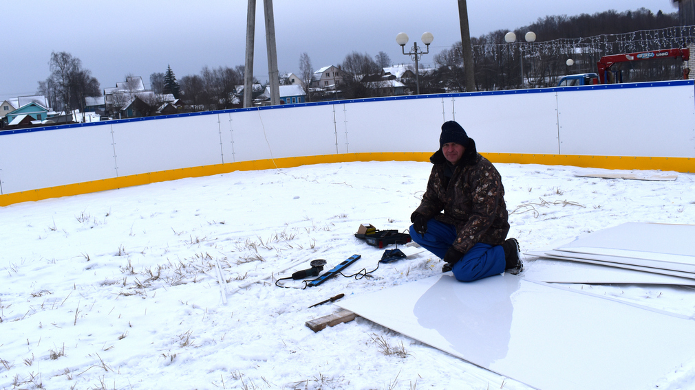 В брянской Клетне отремонтировали хоккейный корт