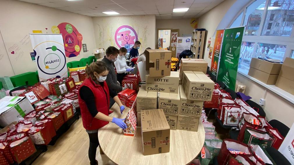 Детям брянских медработников волонтеры передадут новогодние подарки