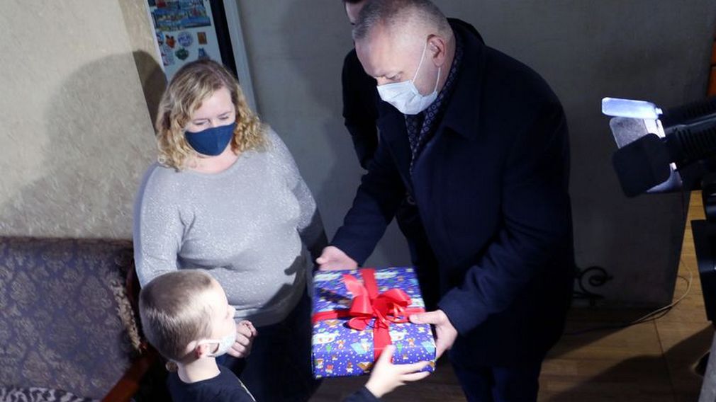 Валентин Суббот подарил 6-летнему брянскому мальчику новогодний подарок