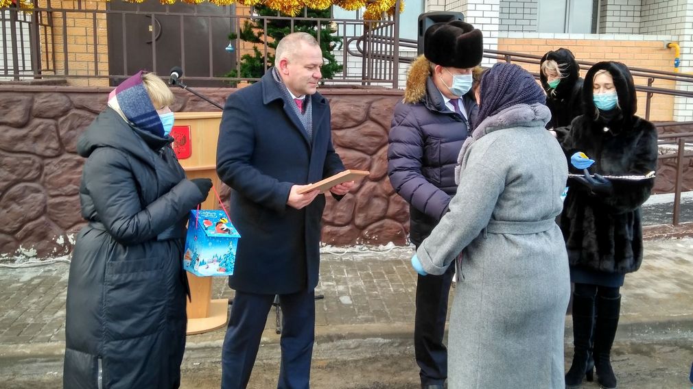 Брянский губернатор вручил клинцовским детям-сиротам ключи от новых квартир