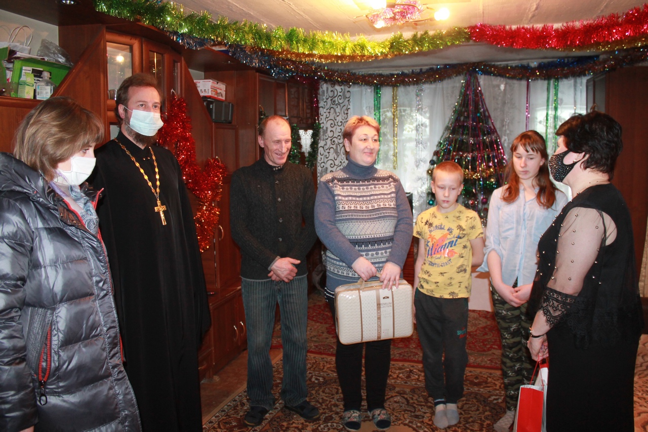 В Карачевском районе поздравили с Новым годом нуждающиеся многодетные семьи