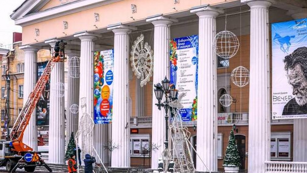 У Брянского драмтеатра установили новогодние фигуры леди и джентльменов