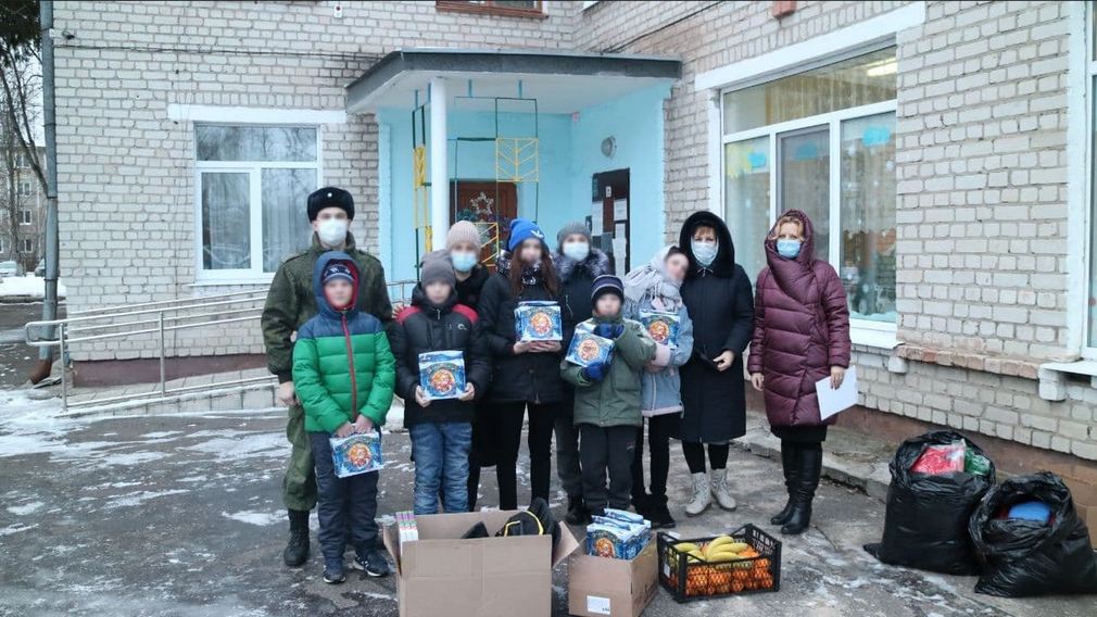 Брянские пограничники вручили воспитанникам соцприюта новогодние подарки