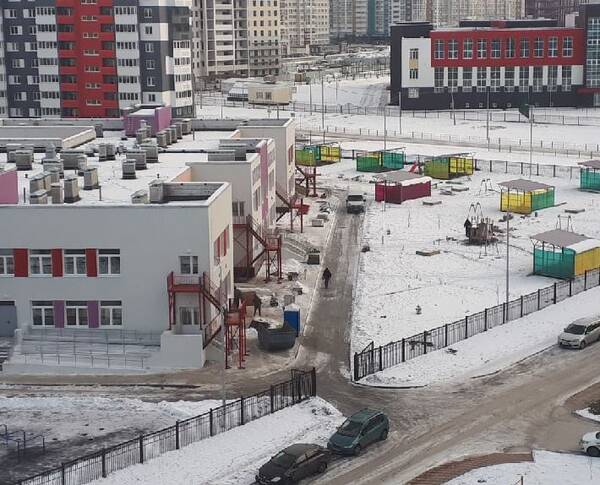 Во дворе брянского детсада «Гармония» установили горки и качели