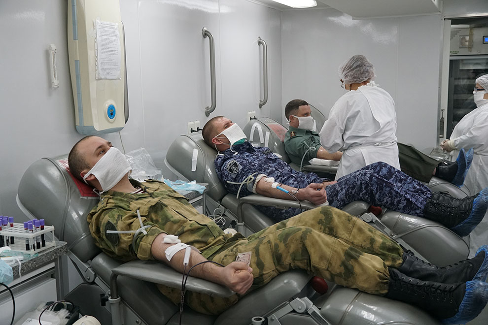 В Брянске росгвардейцы сдали донорскую кровь