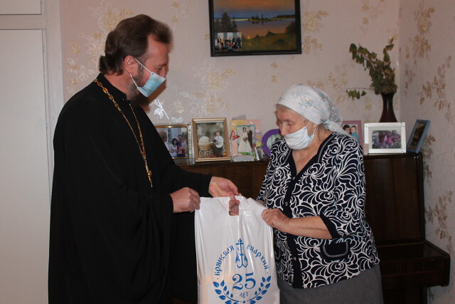 Благочинный Карачевского церковного округа передал прихожанам продуктовые наборы от социального отдела Брянской епархии