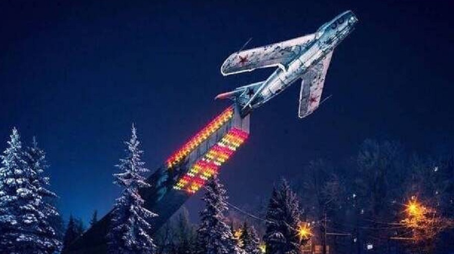 В Брянске украсили знаменитый самолет к Новому году