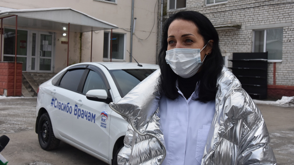 Брянские врачи благодарят единороссов за подаренные автомобили